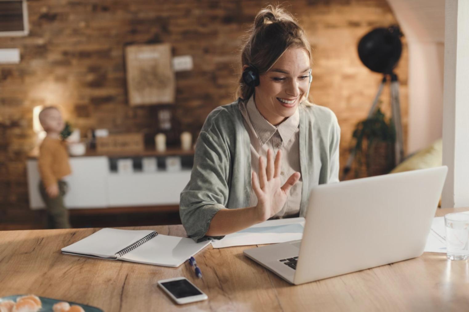 Professionnels analysant des données financières